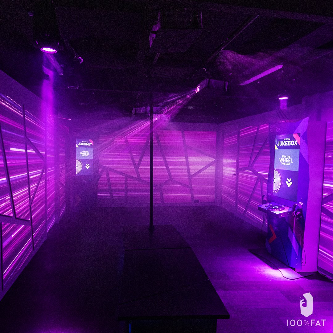 The ONSTAGE DJ Experience can now be admired in all its glory in Breda (also very interesting for company outings)! One of the first spaces immerses you as a visitor in the world of dance and DJs, by means of surround projection mapping, combined with a full light and laser show.