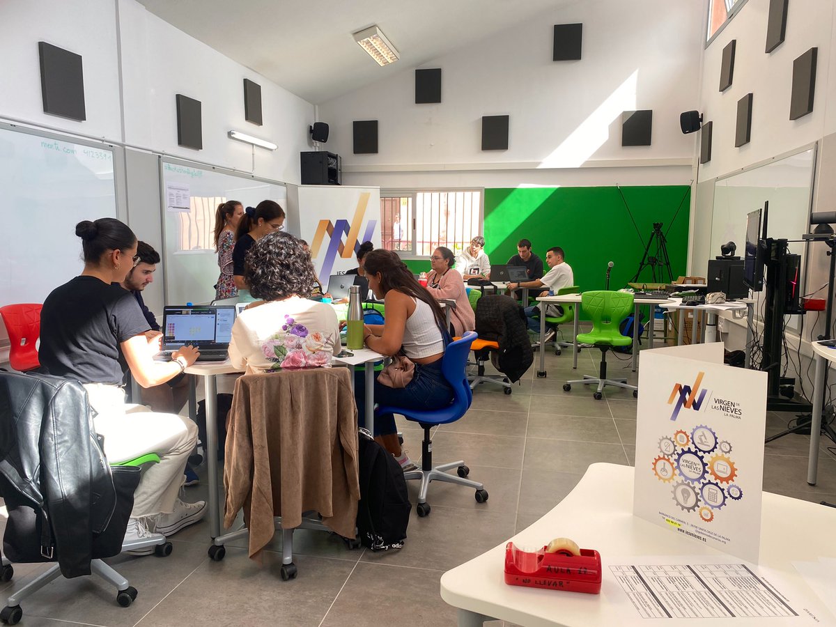 AbrillLinda's tweet photo. Día en el proyecto de #hackathon #iesvirgendelasnieves #HackathonDigital
#HackathonDigitalFP en el IES Virgen de las Nieves https://t.co/n0pIH5v4AM