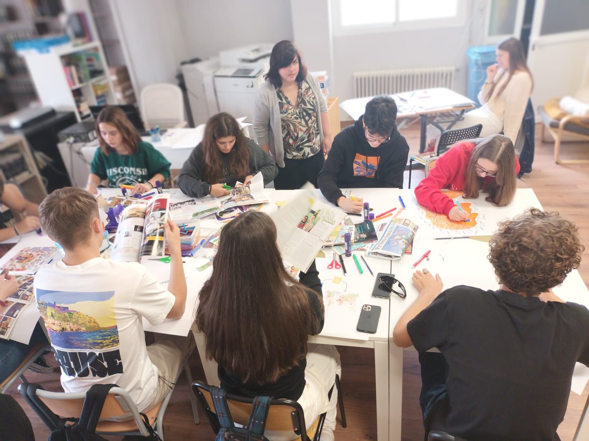 ColegiosZola's tweet photo. Hemos escuchado el testimonio de la artista y migrante venezolana Freisy González y, junto a @Madrid4Refugees, hemos hecho en el #ColegioZolaLasRozas un taller sobre qué sentiríamos si fuésemos migrantes y refugiados. #ErasmusPlus #ZolaResponsable https://t.co/iqtKceY5Jz