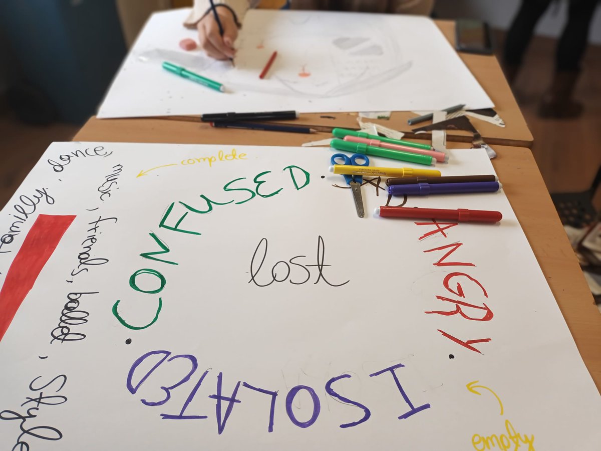 ColegiosZola's tweet photo. Hemos escuchado el testimonio de la artista y migrante venezolana Freisy González y, junto a @Madrid4Refugees, hemos hecho en el #ColegioZolaLasRozas un taller sobre qué sentiríamos si fuésemos migrantes y refugiados. #ErasmusPlus #ZolaResponsable https://t.co/iqtKceY5Jz