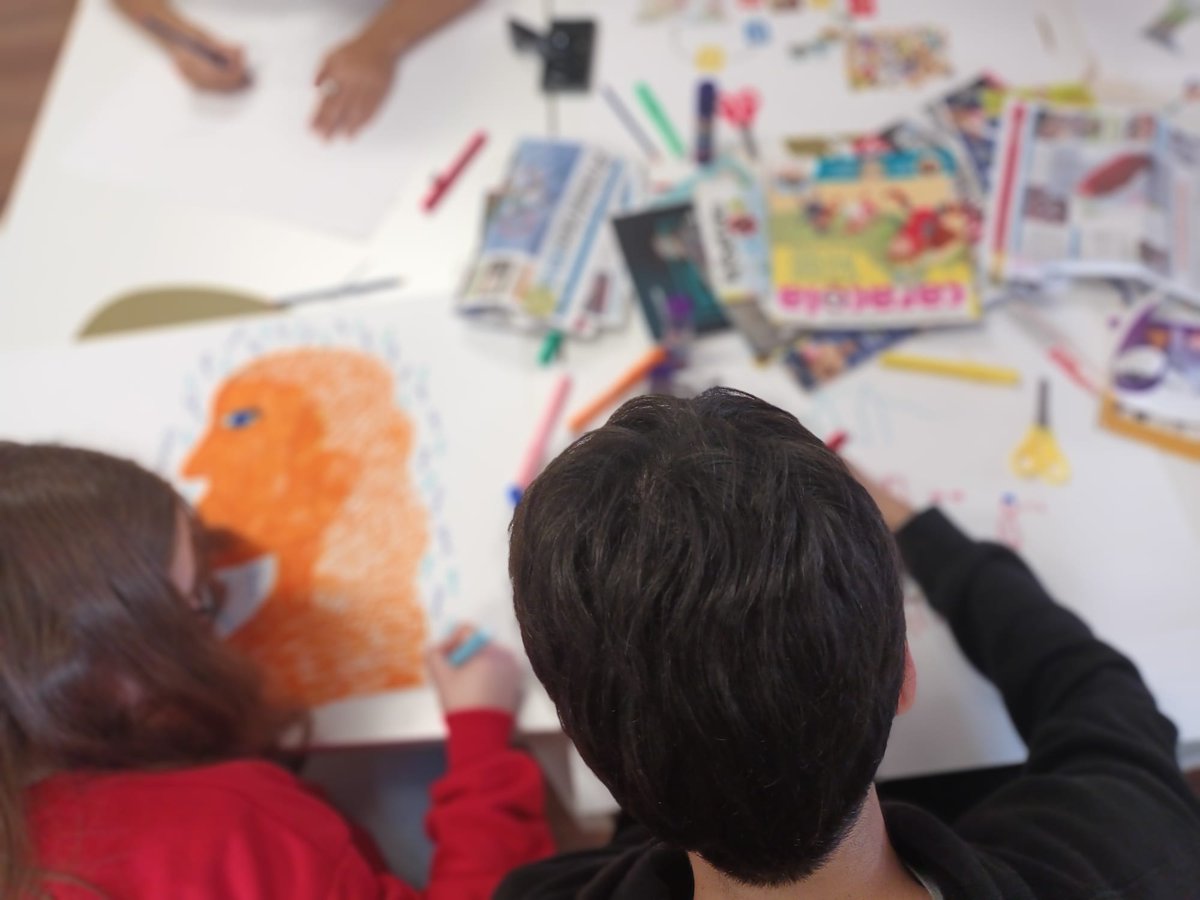 ColegiosZola's tweet photo. Hemos escuchado el testimonio de la artista y migrante venezolana Freisy González y, junto a @Madrid4Refugees, hemos hecho en el #ColegioZolaLasRozas un taller sobre qué sentiríamos si fuésemos migrantes y refugiados. #ErasmusPlus #ZolaResponsable https://t.co/iqtKceY5Jz