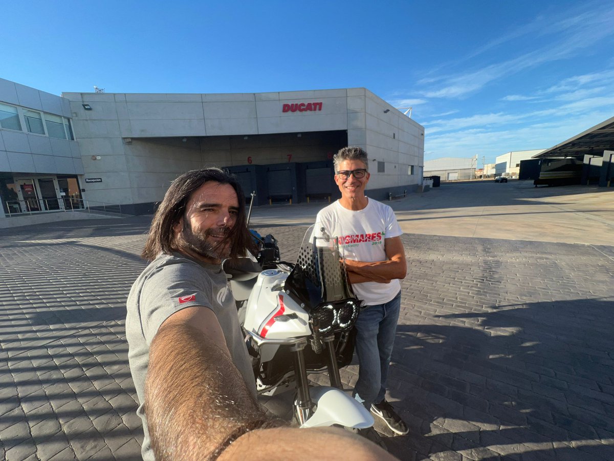 ducatiesp's tweet photo. Desde la Global Ducati Conference 2023 os comunicamos la incorporación la Ducati DesertX a las aventuras de @charlysinewan en su vuelta al mundo en moto. La presentación oficial se hizo ayer con más de 550K visitas en 15 horas https://t.co/9QrVxxcFfZ #Ducati #DesertX #DreamWilder https://t.co/Nlcsdm3Hai