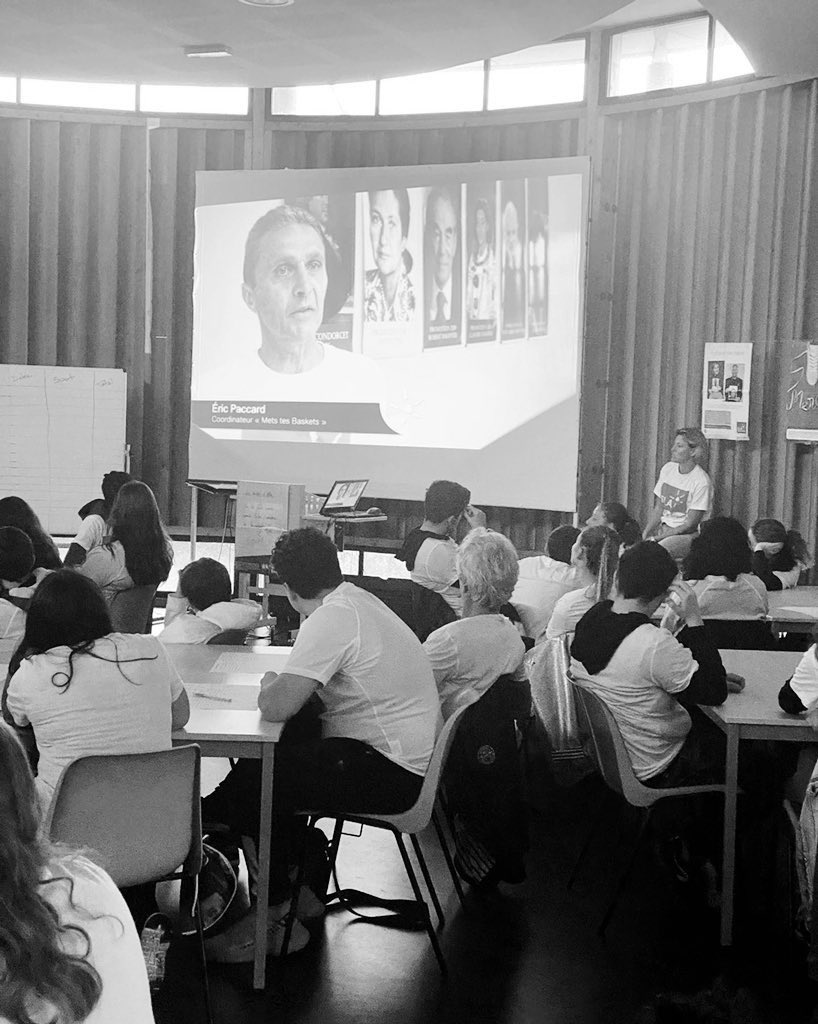 crlpoirier's tweet photo. #metstesbasketsetbatslamaladie - notre parrain @yanninhofavelas #handitennis a lu la dictée @ELAOfficielle aux jeunes #erea #châteauroux #indre36 @ac_orleanstours #enseignementadapté #inclusion https://t.co/hxVHUqyS94