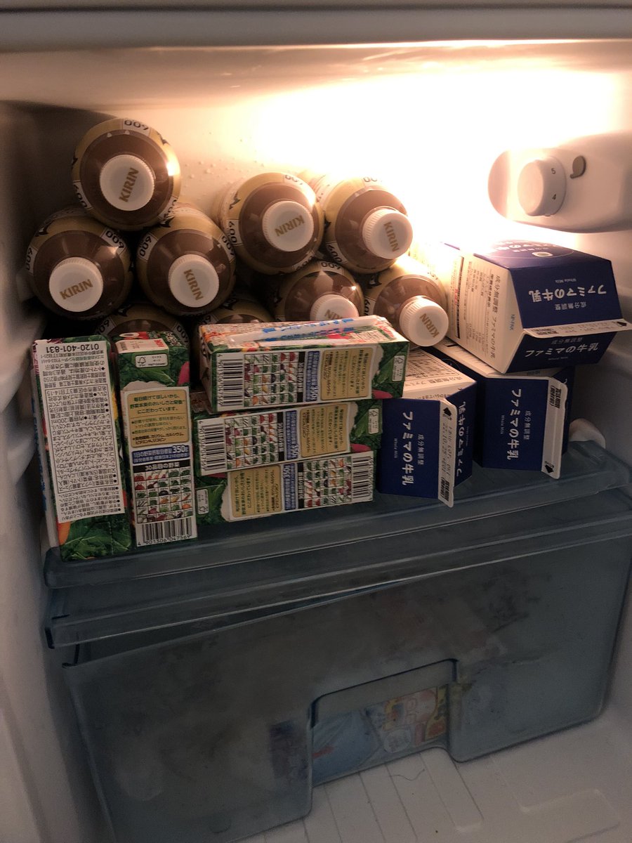 usat0714's tweet photo. こんなヘンテコな冷蔵庫の中身は俺だけだと思ってる https://t.co/bjv1CS4XU8