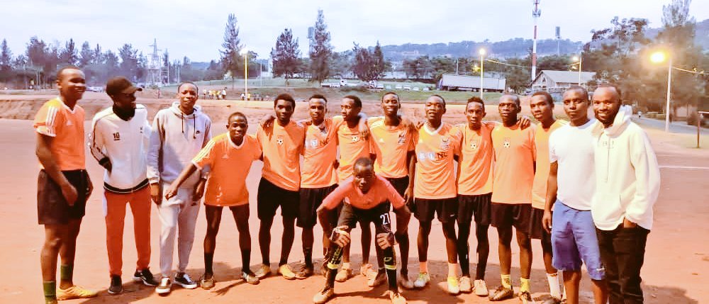 kimisagaraRyvcp's tweet photo. Mu gihe #VolunteersMonth ikomeje, @RwandaYouthVol1 ba @Kimisagara_Sect batsinze aba @RyvcpNyakabanda 2-0 mu mukino wo gushaka utike ya 1/2 uzabahuza na @NyamiramboV. Ni amarushanwa yateguwe hagamijwe gukangurira abaturage kwitabira ubwizigame bw'igihe kirekire. @EjoHeza_Pension https://t.co/O65MkIZRKM