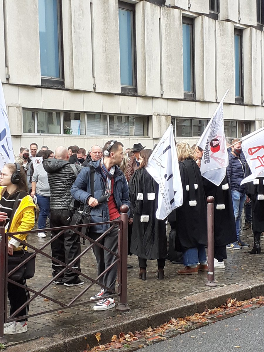 Sarah_Kerrich's tweet photo. Mobilisation devant le Tribunal judiciaire de Lille ce midi avec l'@UsmLille, @LilleUja, l'association française des magistrats instructeurs et celle de la police judiciaire pour dénoncer la dangereuse réforme de la #PJ. Il faut stopper cette confusion des pouvoirs. https://t.co/AK8y7J5Dxv