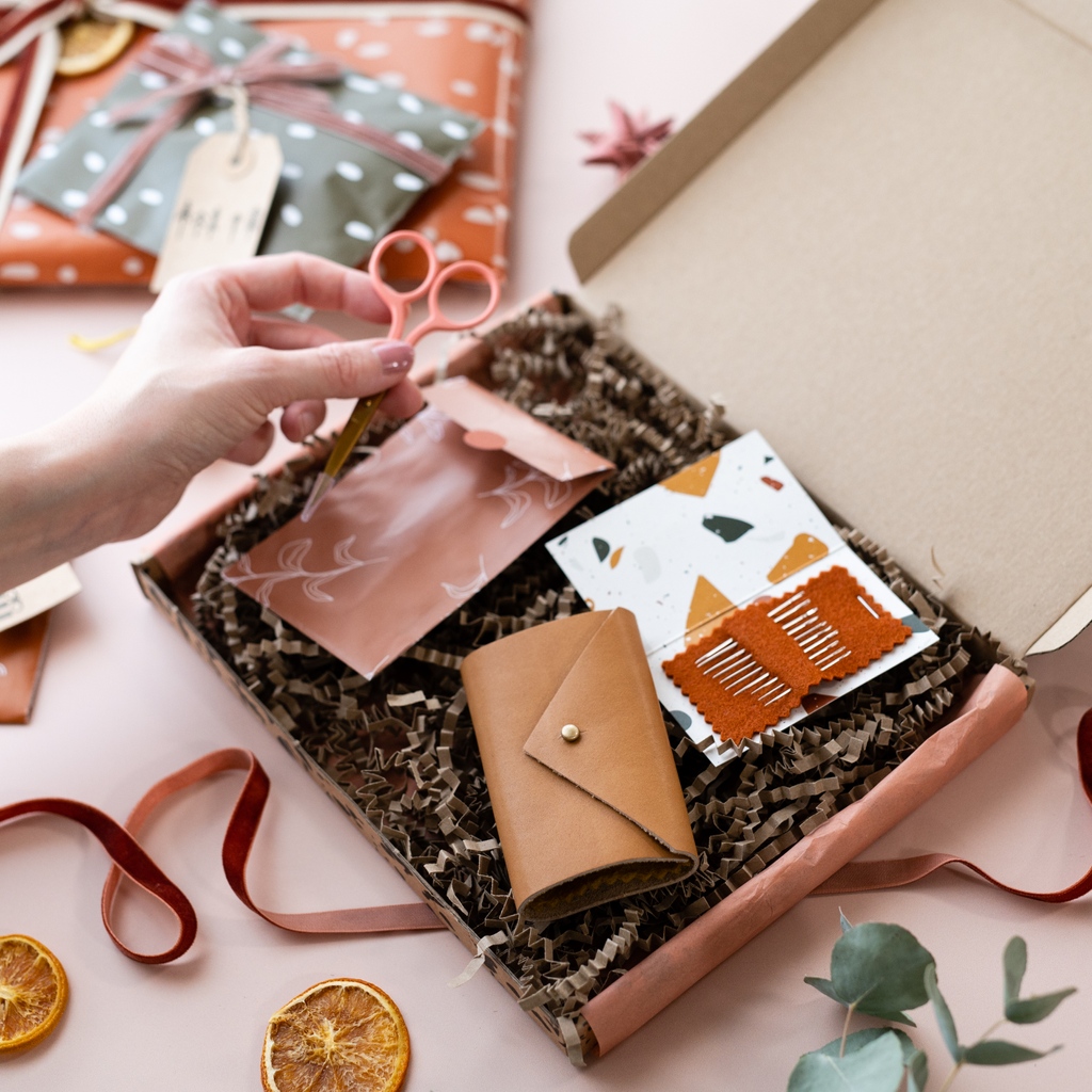StitchHappy3's tweet photo. Our Needle Craft Gift Box is ideal if you're looking for a small gift for a sewing enthusiast.  Include: embroidery scissors, leather needle case &amp; needles.
https://t.co/L1UnexR7oJ
.
.
.
#sewing #sewinggift #embroidery #needlecraft #needlecraftgift #embroiderygift #needlecase https://t.co/fYhky4CFCF