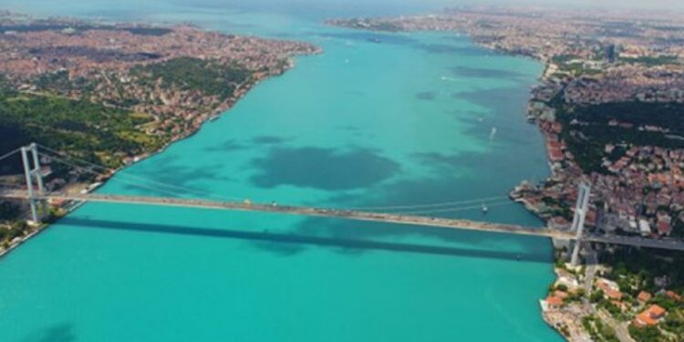 safety4sea's tweet photo. Traffic on the Bosphorus has been suspended temporarily after a vessel grounded off Türkeli, according to the Directorate General of Turkey’s Coastal Safety.
#SafetyFirst #ShipGrounding
Additional info here👉 https://t.co/E5mZ4xy0A1 https://t.co/s1KkTl5FhW