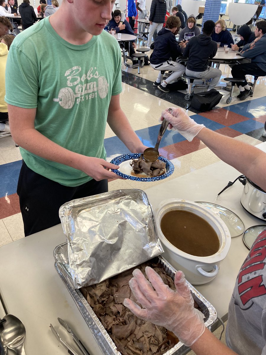 PatsRevolution's tweet photo. This week’s pregame meal was amazing!!  Hot beef sandwiches with mashed potatoes and gravy!!!!  Thank you @SouthDakotaBeef and our wonderful #CodeRedMoms https://t.co/U1dnesxQeg