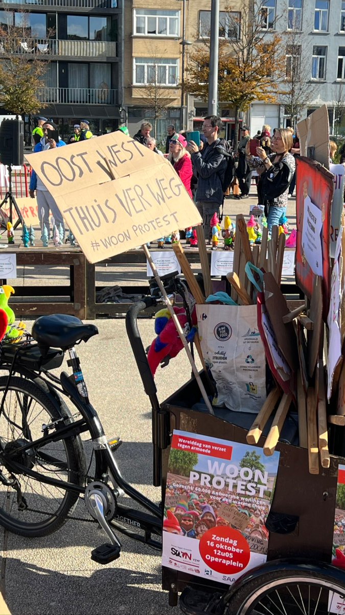 saamo_antwerpen's tweet photo. Vandaag is het 17 oktober 2022, internationale dag van verzet tegen armoede. En het is 12u05 voor het woonbeleid.

#woonprotest #wooncrisis #woonprotestantwerpen 

@netwerktegenarm https://t.co/F6PO4TZIuc