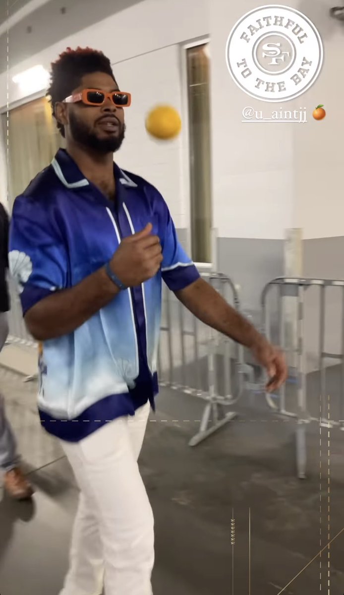 zachTNT's tweet photo. Jauan Jennings really arrived to the 49ers game yesterday casually tossing an orange in the air after Tennessee beat Alabama https://t.co/1EHI3uTz5q