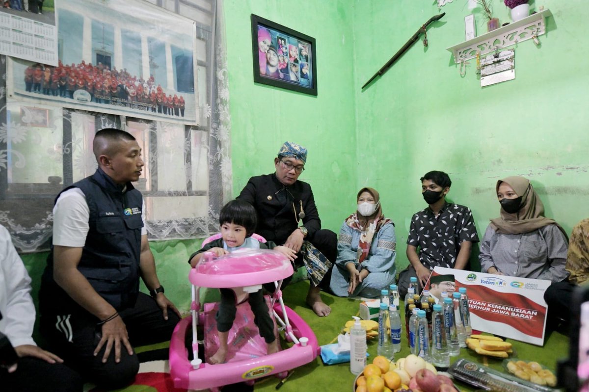 DedeSudrajat64's tweet photo. Hari ini JQR mendampingi Bapak Gubernur Jabar @ridwankamil dalam giat kemanusiaan di Tasikmalaya.
#jabarquickresponse
#pplhiupdate_2020 #pplhiupdate_2016 #RidwanKamil #RelawanSahabatRK #SahabatRK #IndonesiaJuara #IndonesiaLestari https://t.co/kS7qrlWE5u