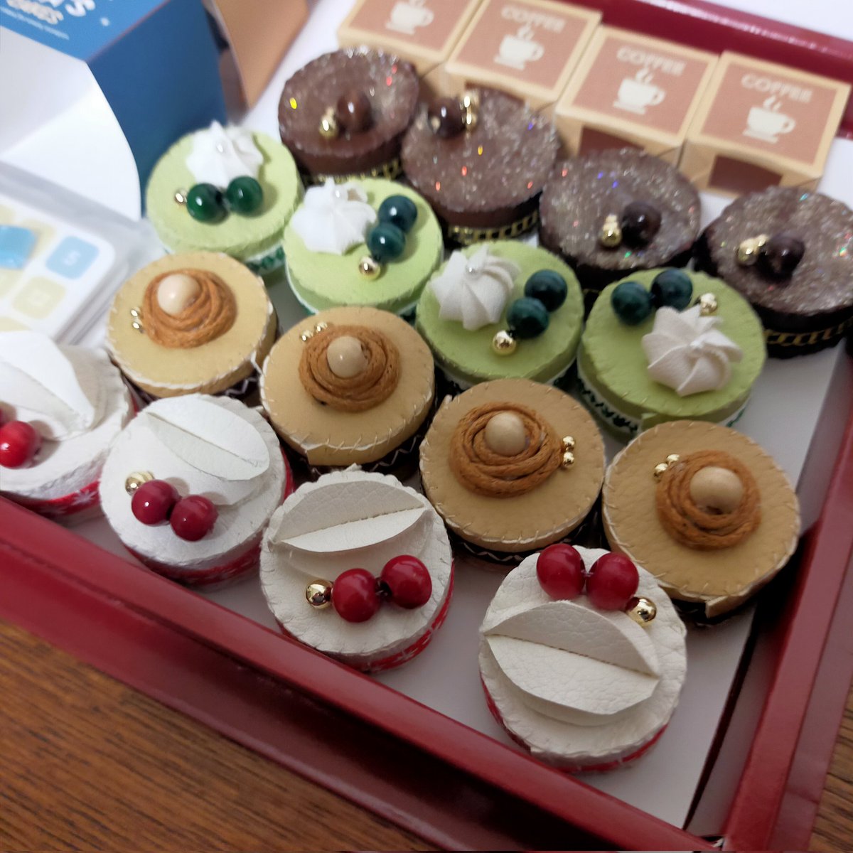 SKYuJyh4gJbZrJG's tweet photo. 素晴らしいケーキの贈り物が到着しましたー！！ゲムマには行けないのですが一足早く戦利品デスw
箱をあけると本物と見間違うような素敵なケーキ達（美味しそうw）
これは奥様と娘氏に速攻奪取されそうです。大切にごちそうになります〜
ありがとうございました！m(_ _)m

#ケイクテイク
#CAKETAKE https://t.co/qpP9TUEdHT