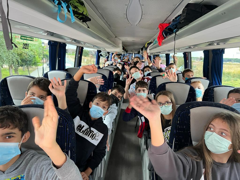 ColeNSVillar's tweet photo. Arranca 🚌 la inmersión #ClassroomInNature para el alumnado de 6° en el albergue de El Soncillo (Burgos).
#Convivir y #Aprender en los paisajes de las #Merindades .
Una gran experiencia! 🤩
#bilingüesCyl #CentrosEducacyl #Educacyl #CFPIdiomas @Raspano @patrimonionat https://t.co/uqXyxb7Nhr