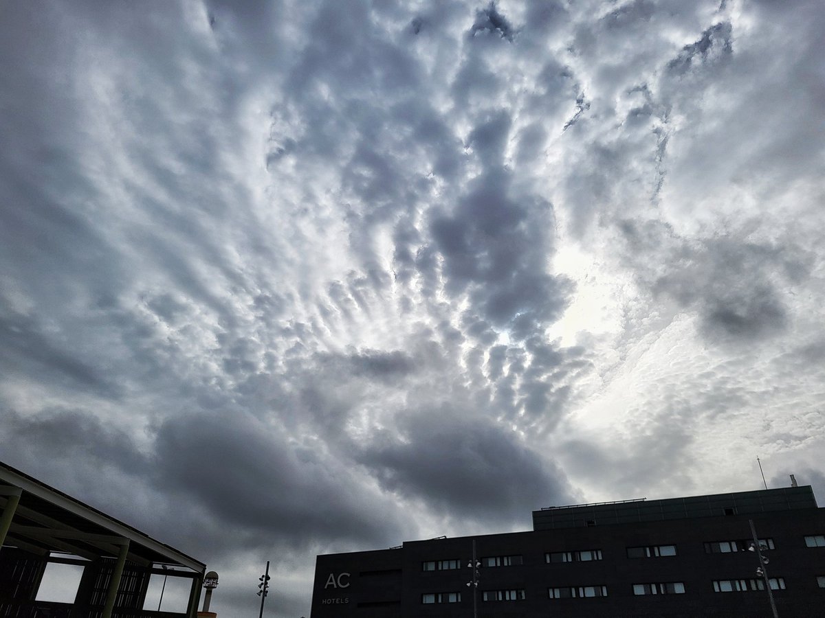 Alfredo_bcn's tweet photo. La imagen del día con el teléfono móvil: Instantes en el cielo.
#alfredobcn #lafotodeldia #photooftheday #nubes #nuvols #clouds #cielo #cel #sky #sants https://t.co/AbRNoXF8EJ