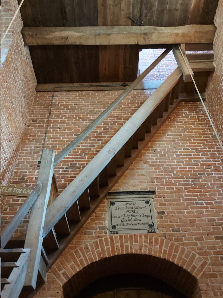 Maggelaag's tweet photo. Kerktoren Eenrum, 1652. Een metafoor van hout, zo'n trap. En zo optimistisch, op, omhoog, reik naar de hemel. 
#trapinkerk https://t.co/JgNbkfgXuU
