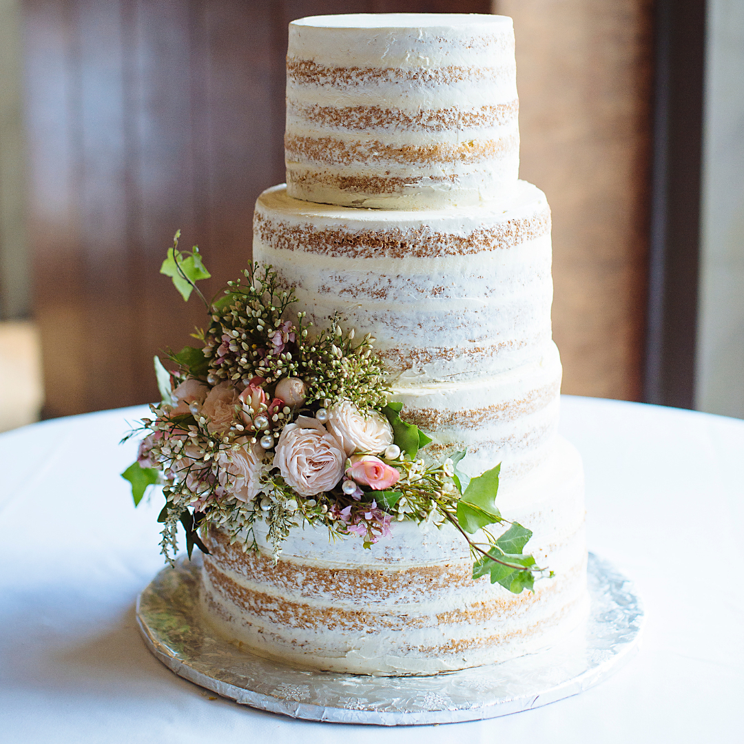 Less is more ✨🍰

#love #cake #weddingcake #flowers #floral #cream #bride #wedding #groom #simple