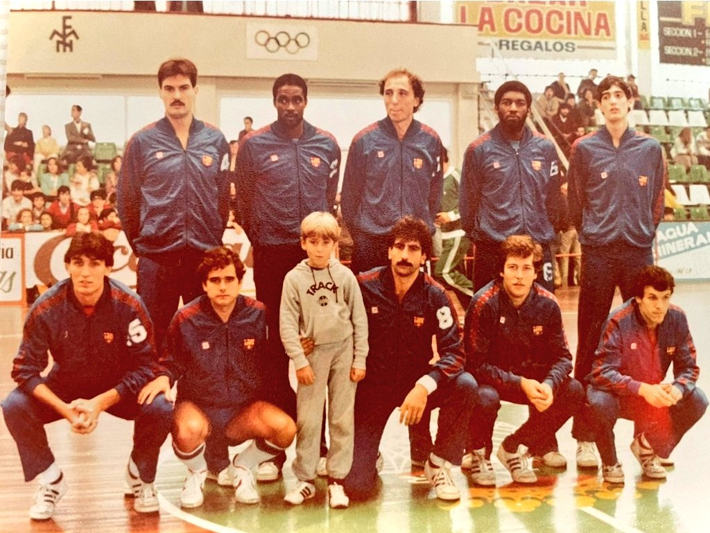 AgrasFernando's tweet photo. Partido disputado #TalDiaComoHoy ante quien sería el último ganador de Liga y Copa de la era PreACB #ArchivoOAR El hijo del periodista Juan Barro posa junto a #Santillana #Starks #Lagarto #Sibilio #Vecina #Epi #Solozabal #Flores #Ansa #Costa 17/10/1982 #LigaNacional https://t.co/pH679rGNz9