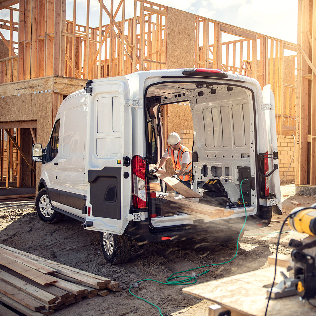 HedinAutomotive's tweet photo. Ford-fanit huomio! Uusi #täyssähkö’inen #Ford #ETransit -pakettiauto on esittelyssä Herttoniemen Ford-liikkeessämme ma-to 17.-20.10. 📣 Tule tutustumaan ja tilaa omasi vain noin 6 kk toimitusajalla 👉 https://t.co/BvS8ORW0PD https://t.co/Kwz3qc3UoN