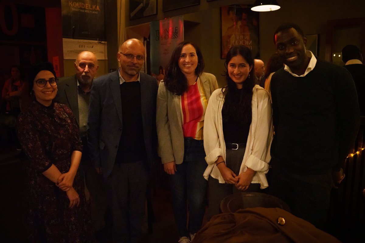 MigrMatters's tweet photo. A big thank you again to our tremendous panelists at Wednesday night's event: Hafiza Hamoud of @vdsh_berlin, Dr. Jihad Alabdullah of Manzoul e.V./@vdsh_berlin (plus proud father-in-law in background 😄), Mine Nang of @GSBTBerlin and @chipondac of @DeutscheWelle. 👏🏾👏🏾👏🏾👏🏾 https://t.co/sFq1oqjN11