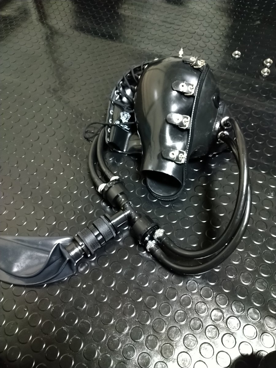 R_TK7906's tweet photo. なんか普通にガスマスク↔スメルバッグの方が良さそうw https://t.co/HgWAnJsgMP
