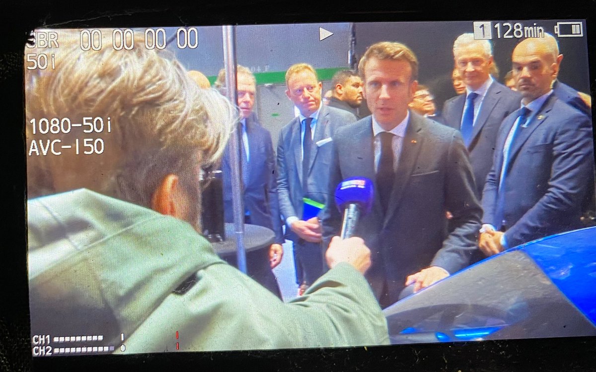 [Exclu <a href="/LCI/">LCI</a> <a href="/TF1Info/">TF1Info</a> #toutestpol]Macron : « Je veux que ça se règle le plus vite possible. Je suis aux côtés de nos compatriotes qui galèrent et en ont assez de cette situation. Je veux simplement leur dire qu’on va continuer de faire le maximum» #penuriecarburant #Greve18Octobre