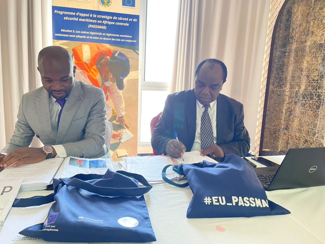 UNODC_BMB's tweet photo. Renforcement de la chaîne de lutte contre la criminalité maritime @UNODC_MCP a déployé 2 consultants au 🇨🇲 pour appuyer les #AEM dans la rédaction des #HSOPs dans le cadre du #PASSMAR co-financé par #l’UE @DUeGabonGeStp @MiwaKatoEmpower https://t.co/y6pagkXEGI