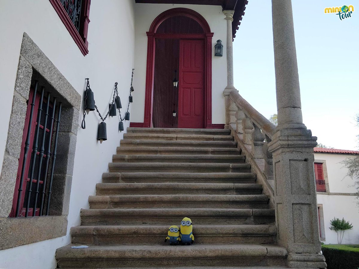 MiniOnTourES's tweet photo. Esta escalera barroca nos lleva directamente la planta noble del #PazodeTor 🏡. ¿Sabías que no se han variado las estancias ni sus objetos para su musealización? 🏛️ Te lo contamos aquí 👉 https://t.co/slkzmRmuz1 @PazodeTor @RedeMuseistica @apatrigal @MonforteLemos @Turgalicia https://t.co/2kb6kVM47c