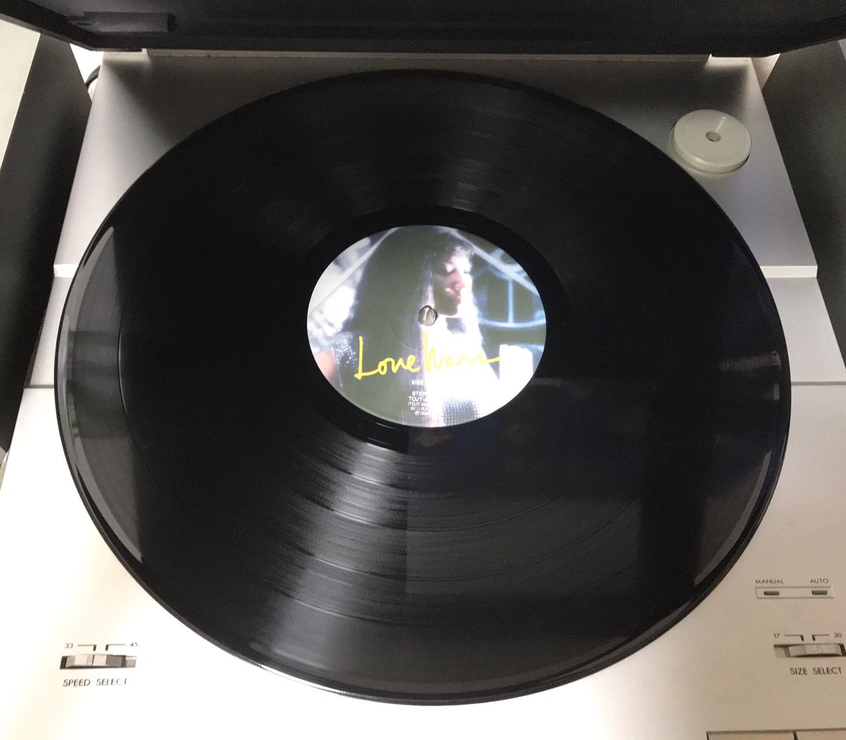 Ow5gAx's tweet photo. 夜の音楽鑑賞を楽しんでます〜オリジナル盤のレコードで😊 https://t.co/ERQWIeTV3s