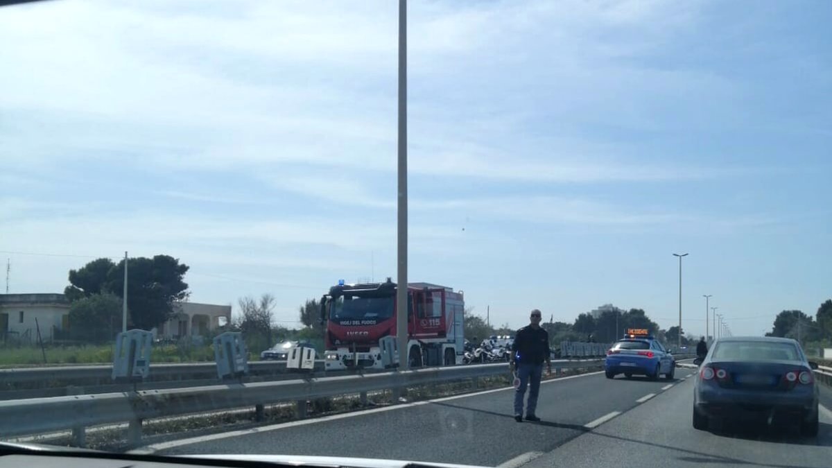 baritoday's tweet photo. Incidente sulla statale 16 Adriatica a Polignano, 3 veicoli coinvolti: chiuso il traffico in direzione Nord https://t.co/wG3mhQwwoA #Incidentistradali https://t.co/a9JxVAD5Zx
