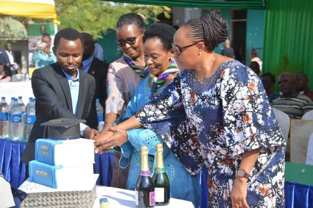 MotherofMercy20's tweet photo. Siku ya jumamosi tarehe 15/10/2022 tulisherekea mahafali ya saba ya awali na darasa la saba.
Mgeni rasmi wa mahafali yetu alikuwa ni Waziri wa zamani wa Ardhi, Nyumba na Maendeleo ya Makazi Prof.Anna Tibaijuka @AnnaTibaijuka

#momgradeseven2022 
#motherofmercyjunioracademy. https://t.co/PGZsN8APs2