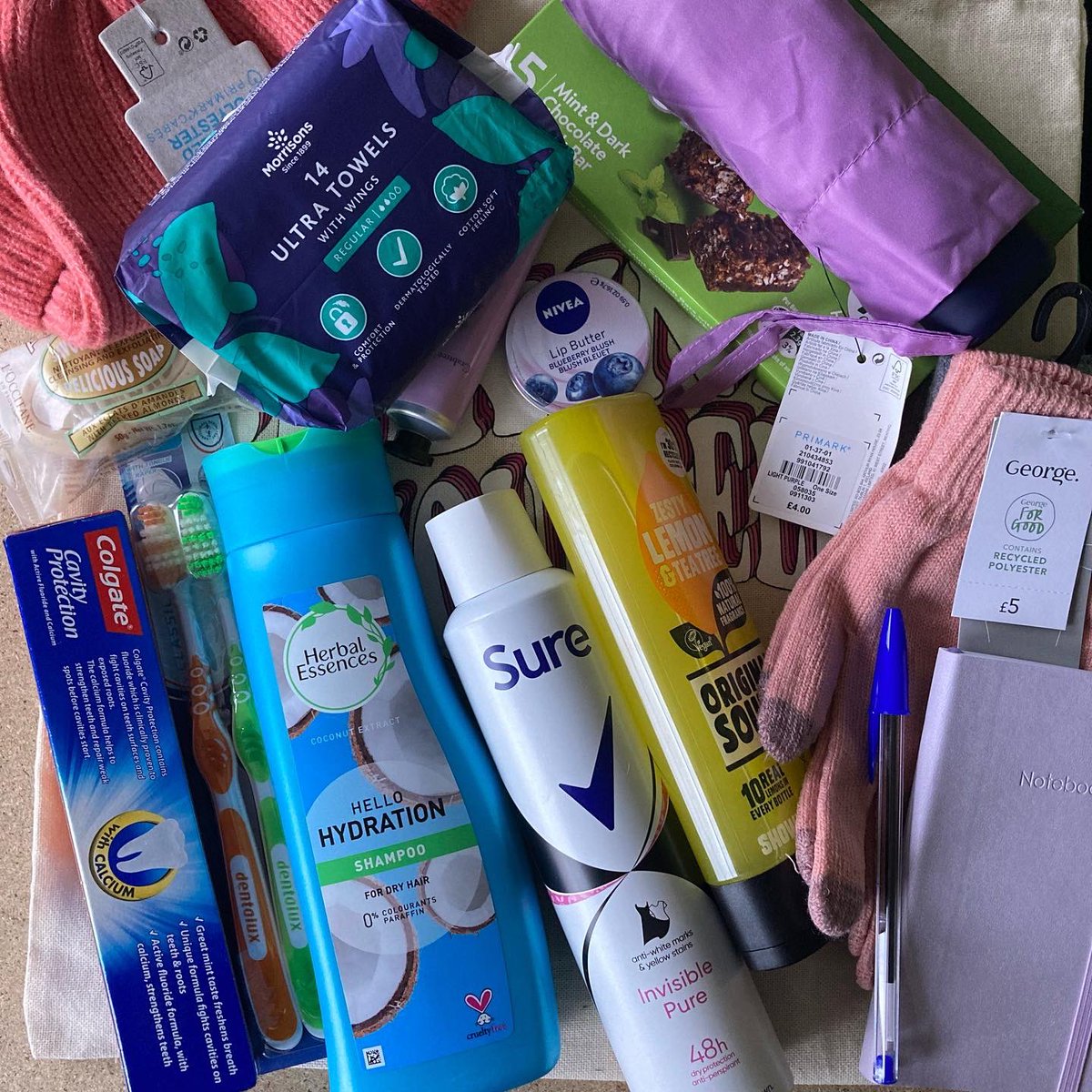 Refuweegee's tweet photo. We love welcome pack donations! With so many new arrivals in Glasgow bags like these put together with so much care, help us to pass on useful items &amp; welcoming messages quicker 🧡

Thank you to Jacqui for these lovely packs 🥰 Check out the guide linked below to donate your own! https://t.co/wivm4zua1w