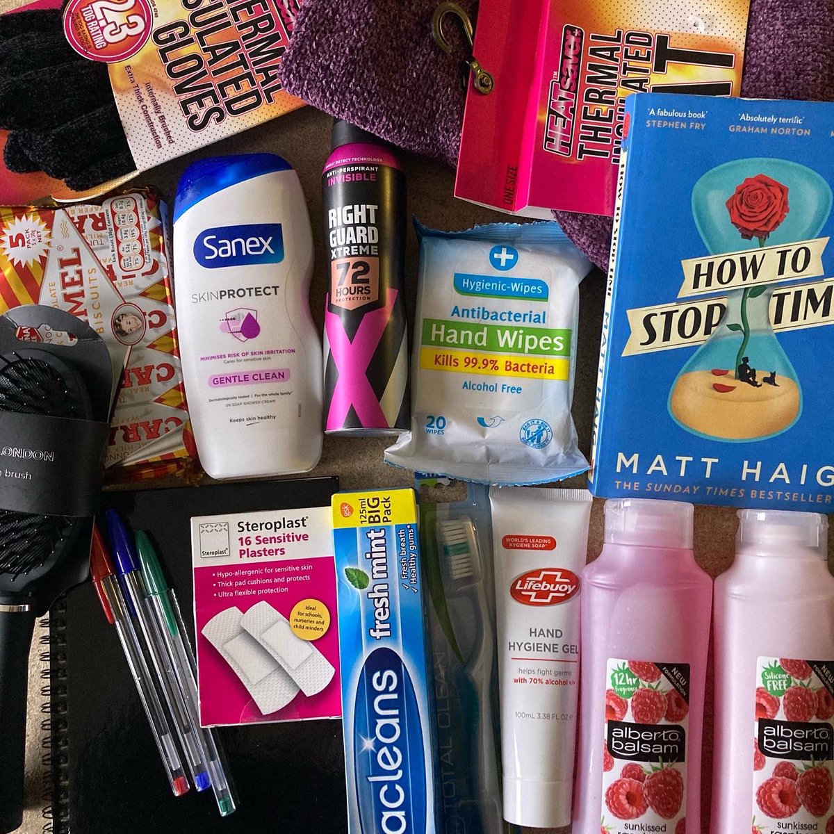 Refuweegee's tweet photo. We love welcome pack donations! With so many new arrivals in Glasgow bags like these put together with so much care, help us to pass on useful items &amp; welcoming messages quicker 🧡

Thank you to Jacqui for these lovely packs 🥰 Check out the guide linked below to donate your own! https://t.co/wivm4zua1w