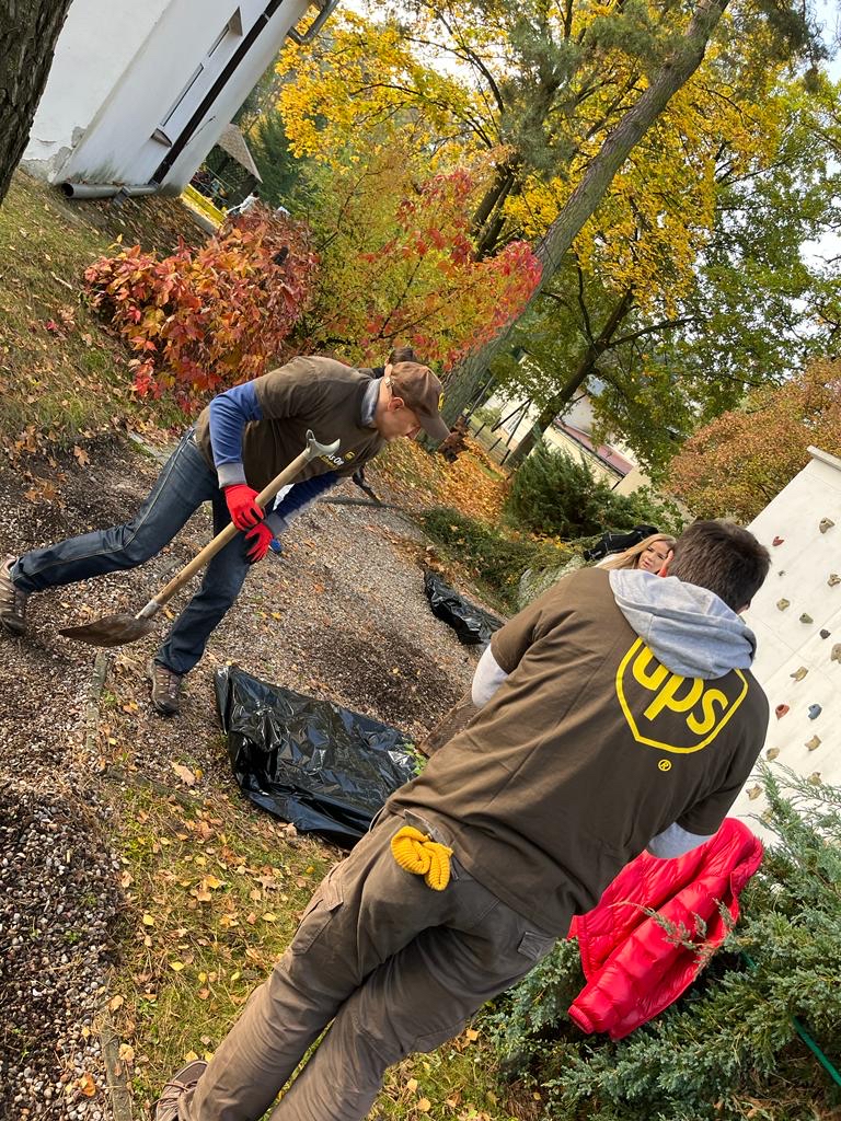 UPSPolska's tweet photo. 🤝 Lubimy pomagać, a wspieranie lokalnych społeczności jest częścią zrównoważonego rozwoju!🌳
W ubiegły weekend #UPSers wraz z rodzinami pracowali na terenie ośrodka Towarzystwa Opieki nad Ociemniałymi w Laskach porządkując teren i  wykonując drobne prace remontowe.💪 
#OneUPS https://t.co/B0MMvIUWY6