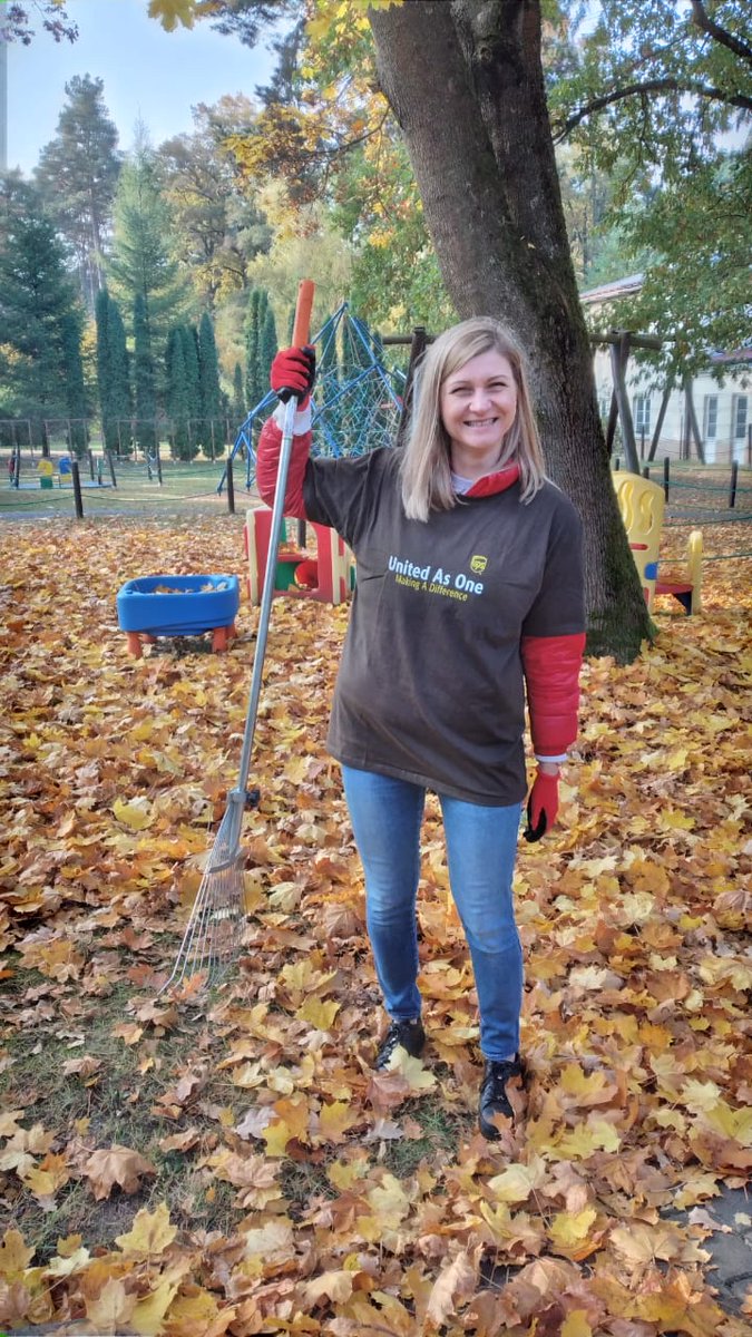 UPSPolska's tweet photo. 🤝 Lubimy pomagać, a wspieranie lokalnych społeczności jest częścią zrównoważonego rozwoju!🌳
W ubiegły weekend #UPSers wraz z rodzinami pracowali na terenie ośrodka Towarzystwa Opieki nad Ociemniałymi w Laskach porządkując teren i  wykonując drobne prace remontowe.💪 
#OneUPS https://t.co/B0MMvIUWY6