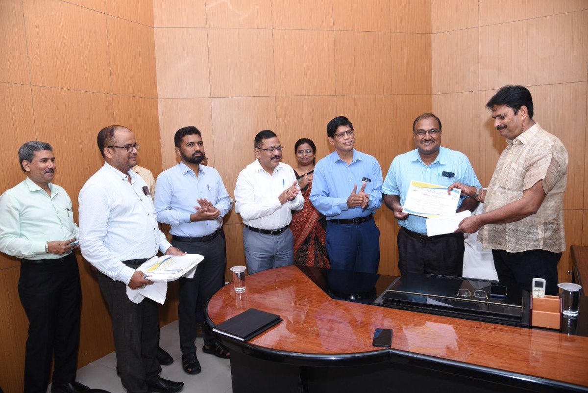 OAVS_Official's tweet photo. On 17.10.2022 Honourable Minister S&amp;ME felicitated Principals of OAV Hatiota &amp; OAV Baripada being adjudged in best 5th and 10th rank in the country by Education World India for the year 2022-23,Esteemed Adviser &amp; Chairman OAVS was also present.@CMO_Odisha @SMEOdisha @MoSarkar5T https://t.co/QCgT1VLAX7