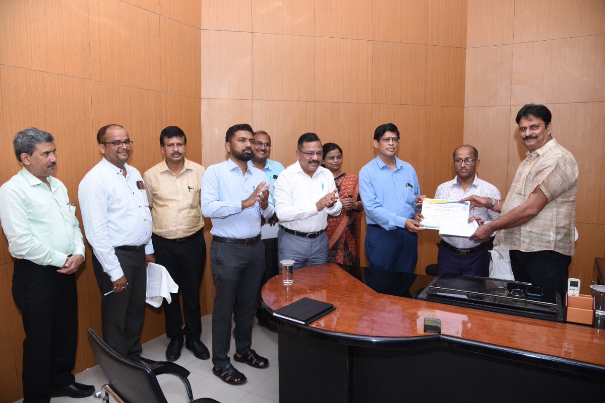 OAVS_Official's tweet photo. On 17.10.2022 Honourable Minister S&amp;ME felicitated Principals of OAV Hatiota &amp; OAV Baripada being adjudged in best 5th and 10th rank in the country by Education World India for the year 2022-23,Esteemed Adviser &amp; Chairman OAVS was also present.@CMO_Odisha @SMEOdisha @MoSarkar5T https://t.co/QCgT1VLAX7