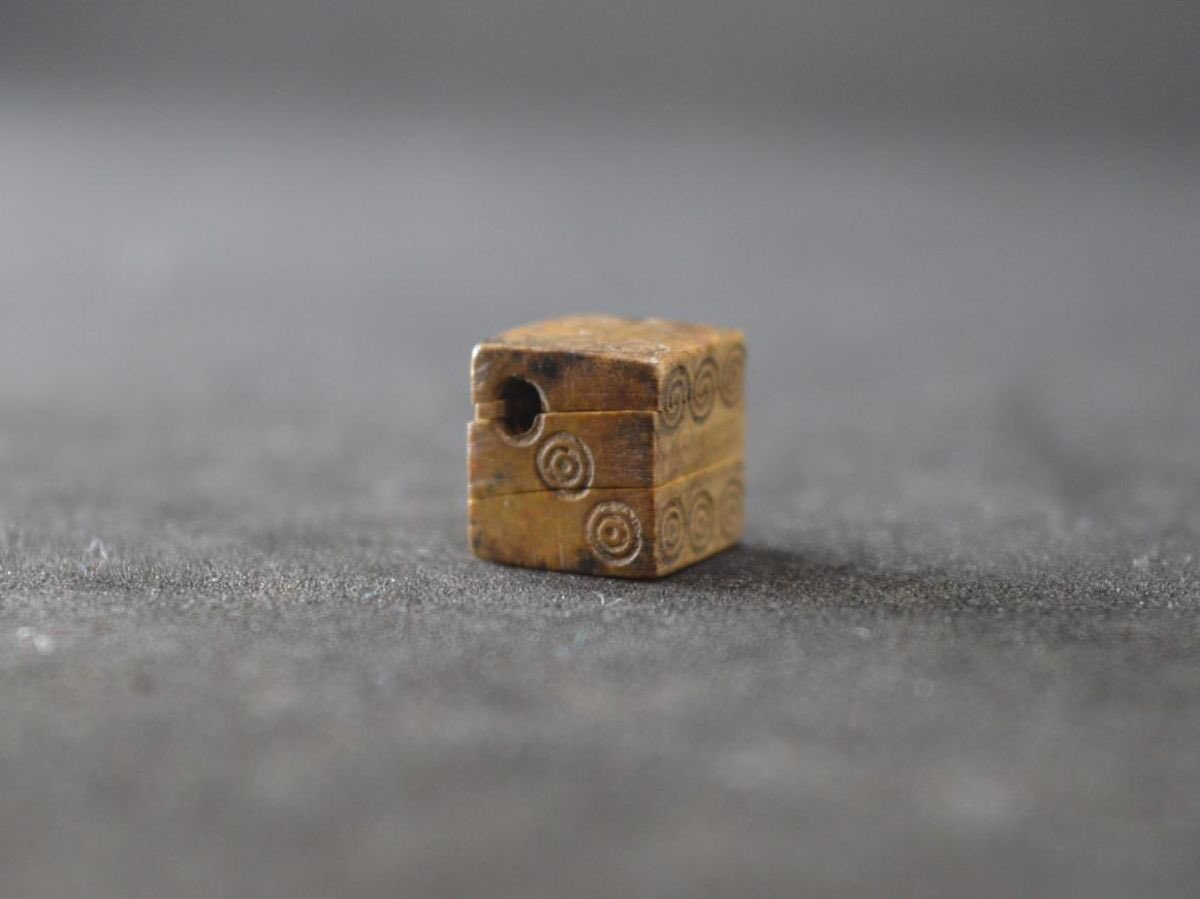 Brisé par inadvertance, un dé à jouer de tricheur, discrètement rempli de mercure pour forcer le hasard, a été retrouvé dans l’enceinte de la villa gallo-romaine de Mageroy. #teamromains