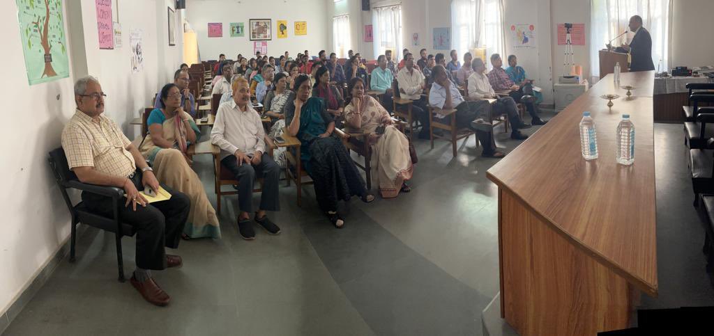 ChemistryDepar1's tweet photo. Chemistry Department organised the Third lecture in the Alumni Lecture Series was delivered by Prof. Alok Dhawan, Director CBMR on 17-10-22. The Chief Guest was Prof. Brijendra Singh, Dean, Faculty of Science @profalokkumar @Alok_Dhawan @mishraanil2703 @dswlkouniv @DurgeshAIHLU https://t.co/mRJ5odpMmx