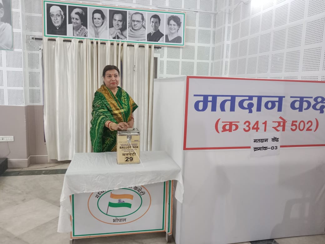 archanaj_mp's tweet photo. आज भारतीय राष्ट्रीय कांग्रेस अध्यक्ष पद के लिए हो रहे चुनाव के लिए मतदान करते हुए l
एक सच्चे लोकतंत्र की नींव मजबूत हो रही है! यही कांग्रेस पार्टी की रीति और नीति है!
जय हिंद, जय कांग्रेस https://t.co/7GxWc21tPT