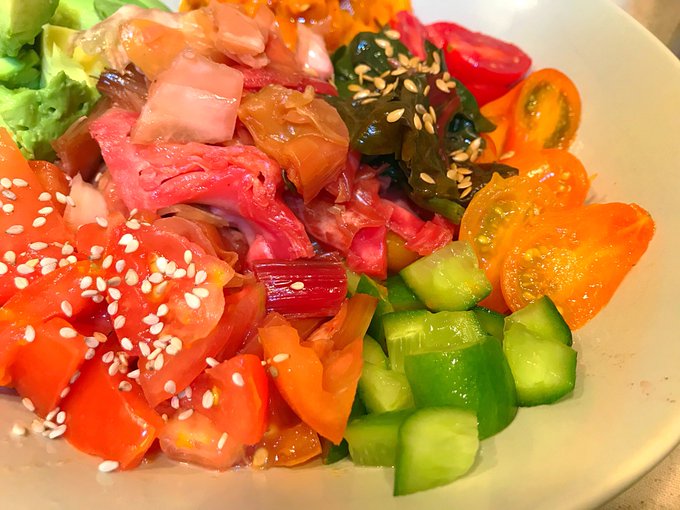 mycubies's tweet photo. Esto es un #buddhabowl con pimientos naranjas asados, tomates rojos y naranjas, pepinos snack #mycubies, aguacate, semillas y... ¡chucrut casero de col y acelga roja fermentado! 😋  ¿Probáis a cocinarlo en casa?

Elaborado por @YolandaGranados #salading #sospecial 🥙💚 https://t.co/c8OpvrptMk