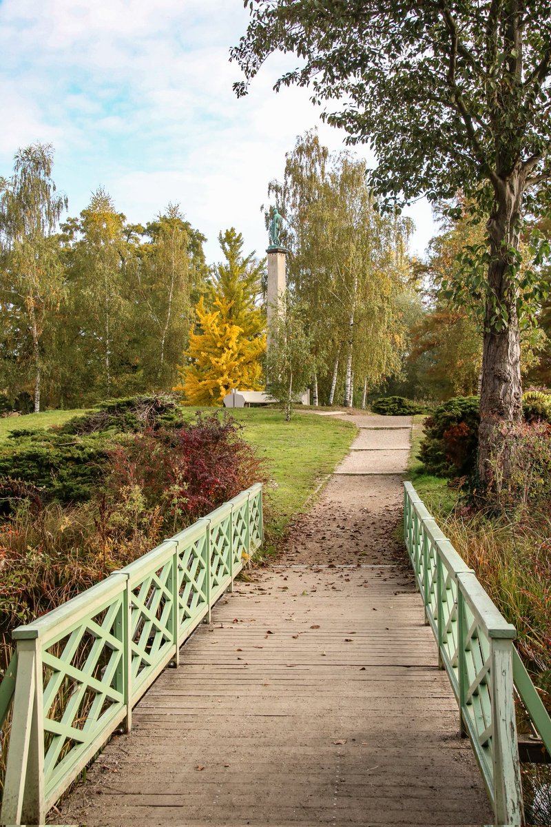 PBildern's tweet photo. Die Germanicussäule auf der Insel im Maschinenteich der Römischen Bäder,  umgeben von herbstlich geschmückten Bäumen. 
#römischebäder 
#Maschinenteich 
#parkcharlottenhof https://t.co/fuzspPYJFK