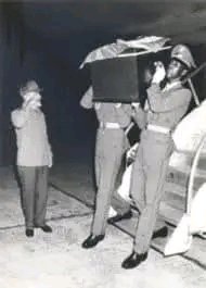 El 17 de octubre de 1997, los restos del Comandante Ernesto #CheGuevara y de otros combatientes de la guerrilla boliviana son depositados en el Mausoleo de la Plaza erigida en su honor en la ciudad de #SantaClara.
Hilo de varios #Twitter 👉
<a href="/DrRobertoMOjeda/">Dr. Roberto Morales Ojeda</a>
<a href="/DiazCanelB/">Miguel Díaz-Canel Bermúdez</a>