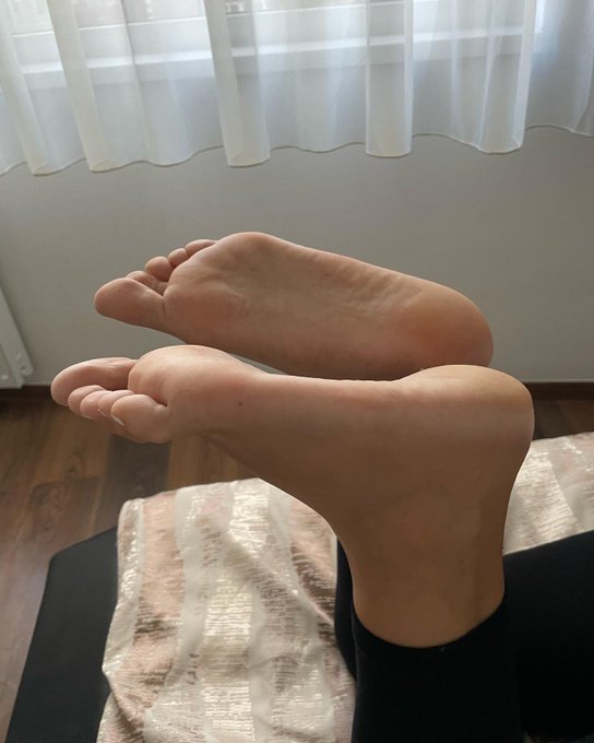 Size 41 🦶🏼#bigfeetgirls #feet #feetworship #white #toes https://t.co/d5wkGuBuZ1<a href="/tag/bigfeetgirls"class="tags">#bigfeetgirls</a><a href="/tag/feet"class="tags">#feet</a><a href="/tag/feetworship"class="tags">#feetworship</a><a href="/tag/white"class="tags">#white</a><a href="/tag/toes"class="tags"><span>#toes</span></a>
