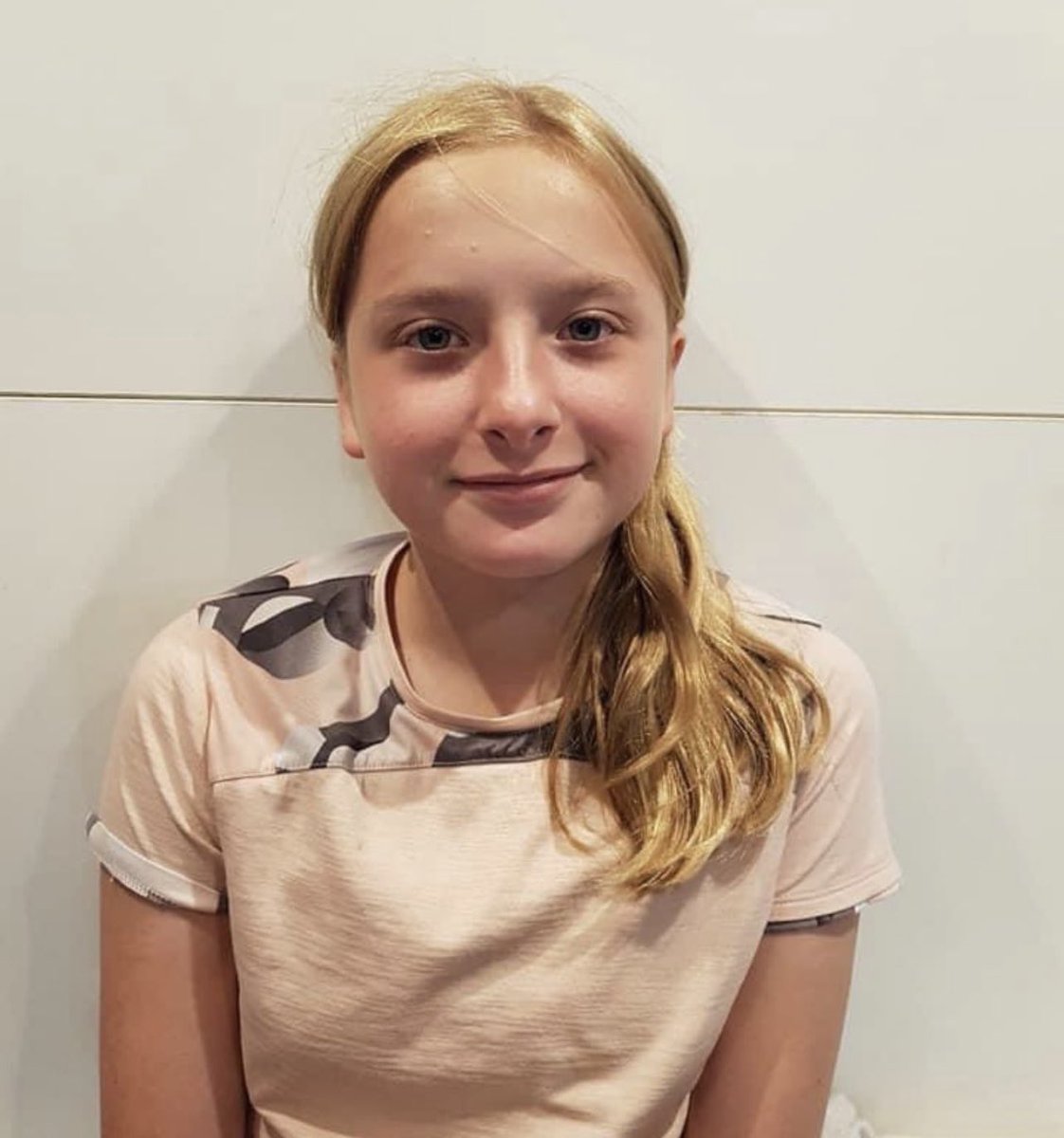 SirenesFR's tweet photo. 🇨🇵 [FLASH] #Lola a été violée, torturée, asphyxiée, égorgée et tuée. Sur son corps, placé dans une malle à #Paris, ont été retrouvées des inscriptions. 6 GAV ont eu lieu ; 2 des 6 personnes vont être présentées à un juge. Lola avait 12 ans. Elle était au collège.

(BFM) #France https://t.co/FLmP0NZ3X5