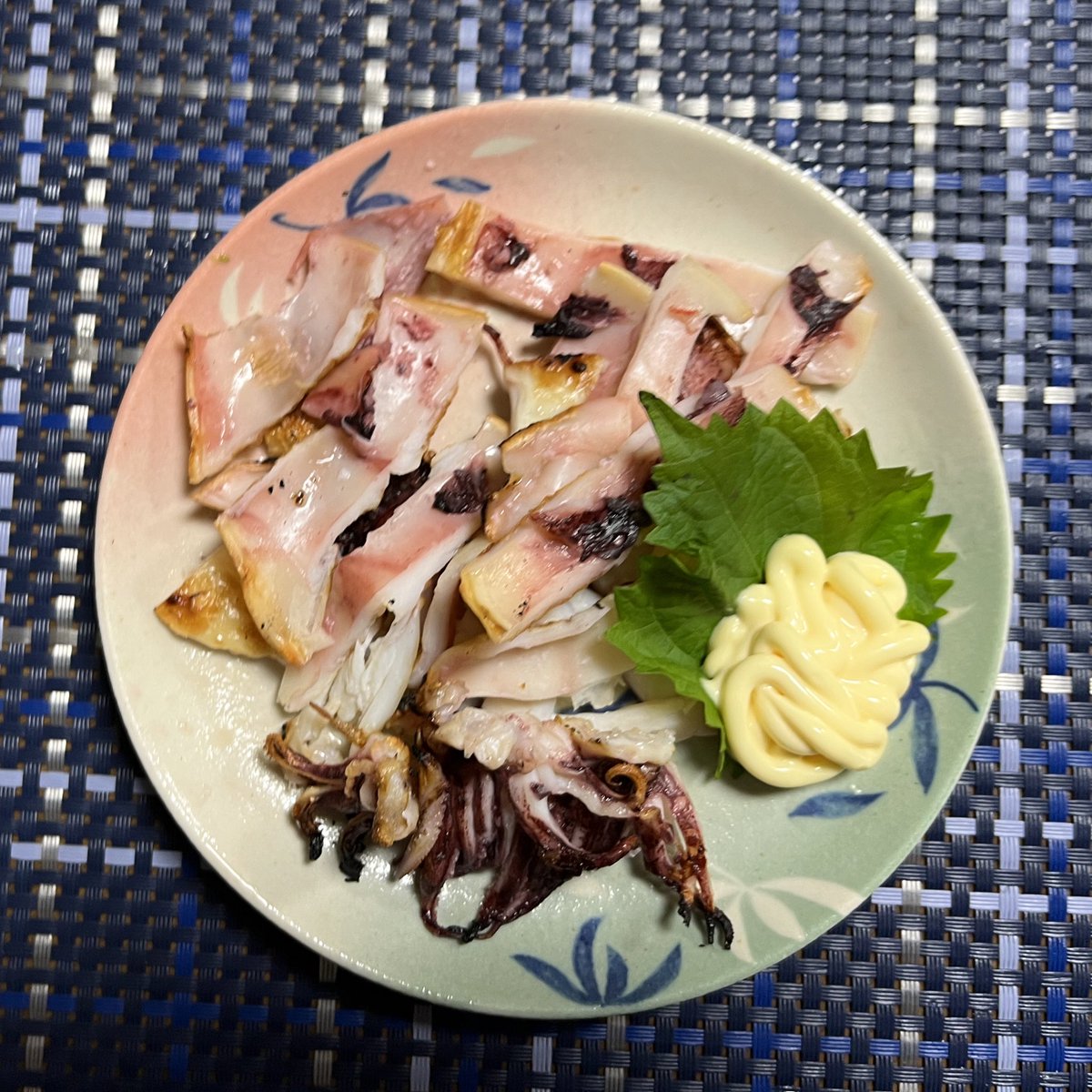4jg8i6lK1baMKeY's tweet photo. 🍀ネバネバ3種の巾着袋焼き
🍀剣先いかの一夜干し
🍀竹輪の磯辺揚げ
🍀三ツ葉とカニかまのわさび醤油和え
🍀蕪・胡瓜・人参の
　　　柚子胡椒風味の塩揉み

購入した器は、直ぐに使う。

#おうちごはん
#晩ごはん
#Twitter家庭料理部
#futou/埠頭
#村澤亨 https://t.co/qgaIIGos2f