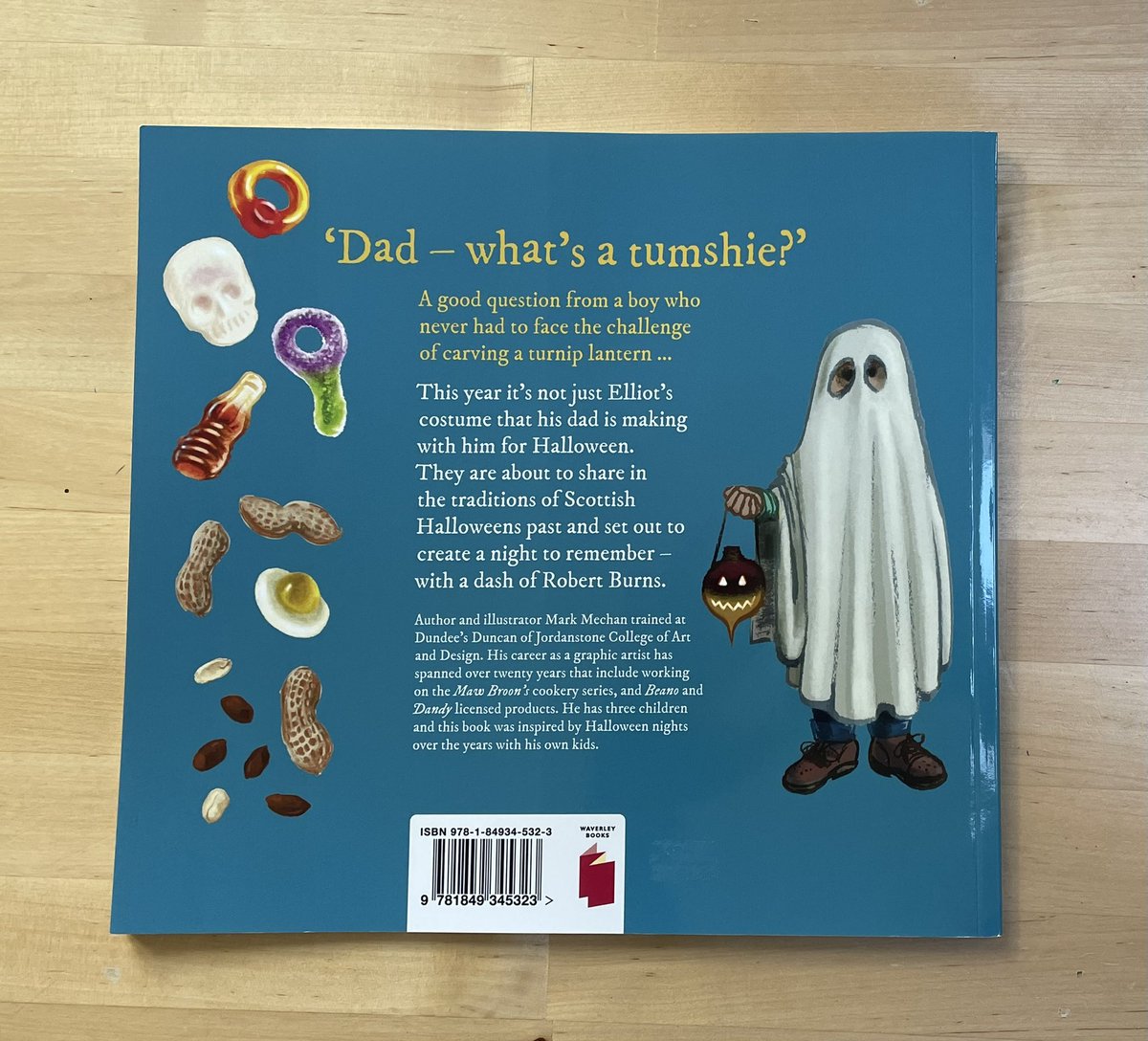 Jennife09761350's tweet photo. “Look, it’s nearly Halloween!”
This book fairy is reading #Tumshie : The Forgotten Halloween Turnip Lantern.
#shareyourfirstpage #bookscaries
@the_bookfairies @BookfairiesScot @BookfairiesEdin
@Tullothy @RedAxeDesign @WaverleyBooks https://t.co/GNEqZEXvaJ
