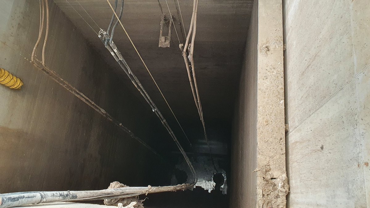 Espectacular y seguro trabajo de los compañeros de #Asturagua en la EDAR de Maqua.
Instalación de una bomba de 4500 kg en un pozo de 50 m de profundidad.
#accidentescero #PRL
