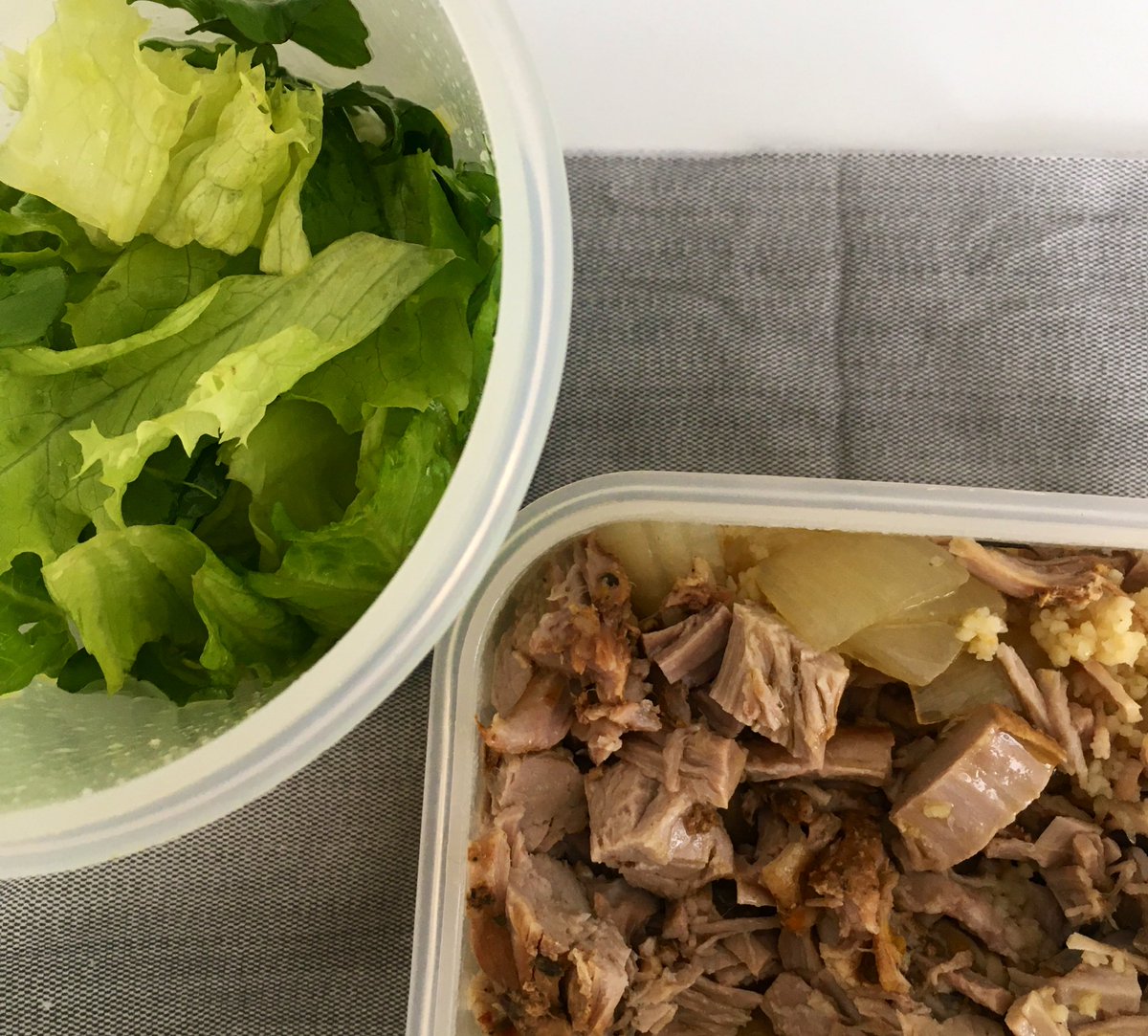 InmaLizaso's tweet photo. Cuscús de solomillo de cerdo con mandarina y romero. Ensalada de lechuga y rúcula. #yomeloguiso #yomelocomo https://t.co/Y9OWXOMJaS