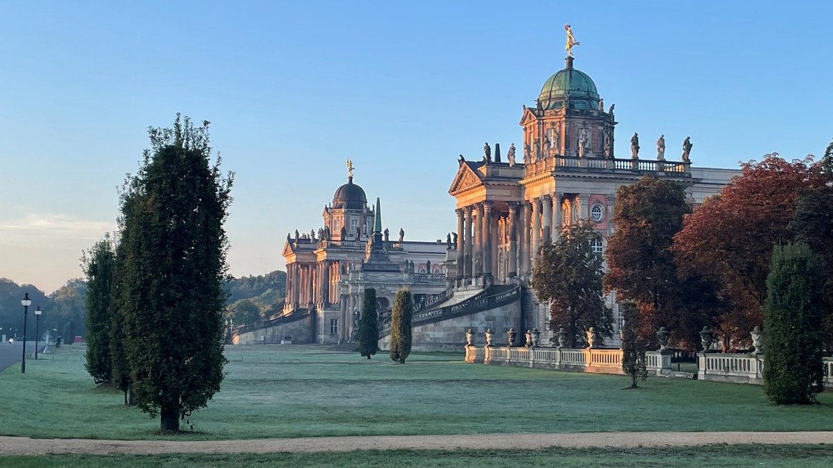 unipotsdam's tweet photo. Wir wünschen allen Studierenden und Beschäftigten der Universität Potsdam einen guten Start ins Winteremester 2022/23 🍂 ❄️ und eine erfolgreiche Vorlesungszeit 📚 💻 🍀

#wintersemester #potsdam #brandenburg #studium #forschung #lehre #wochenstart #semesterstart #semesterbeginn https://t.co/uKHSfD2pTB